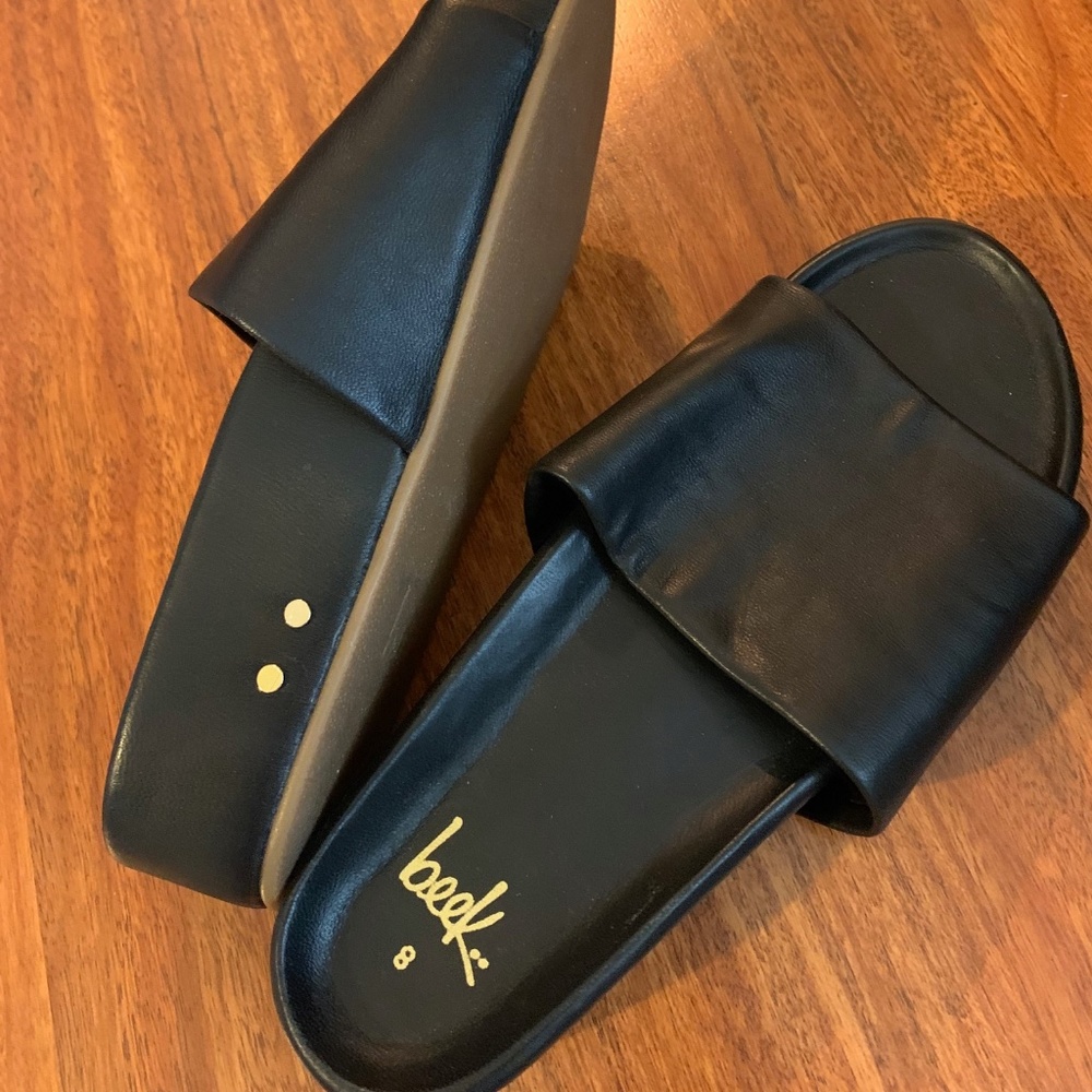 Beek Pelican Slide in black.